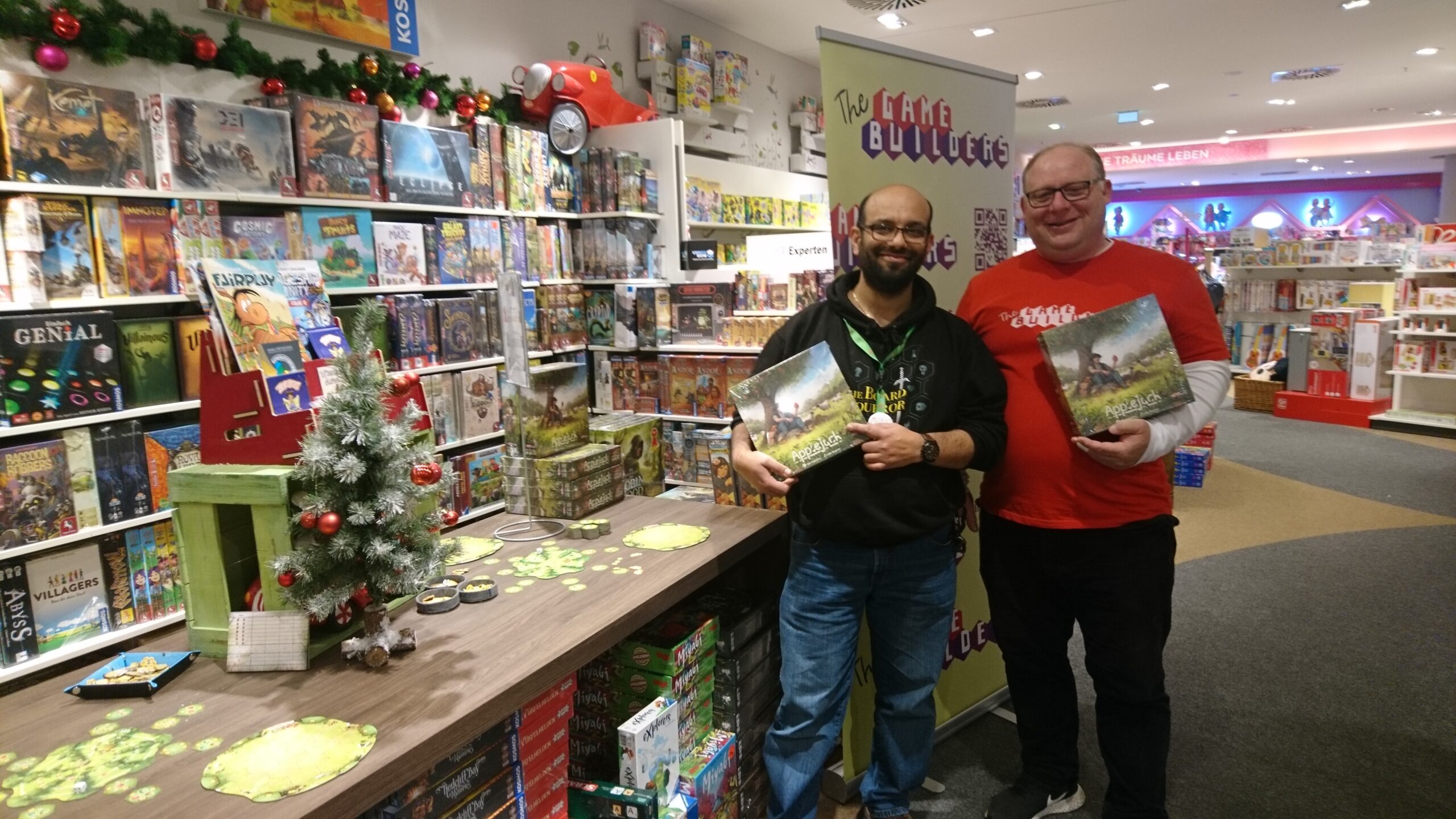 Applejack zu Gast in der Mukk Kinderwelt. Hamlet Abedian (li.) von der Mukk Kinderwelt mit Andreas Odendahl vom Münsterländer Verlag The Game Builders.